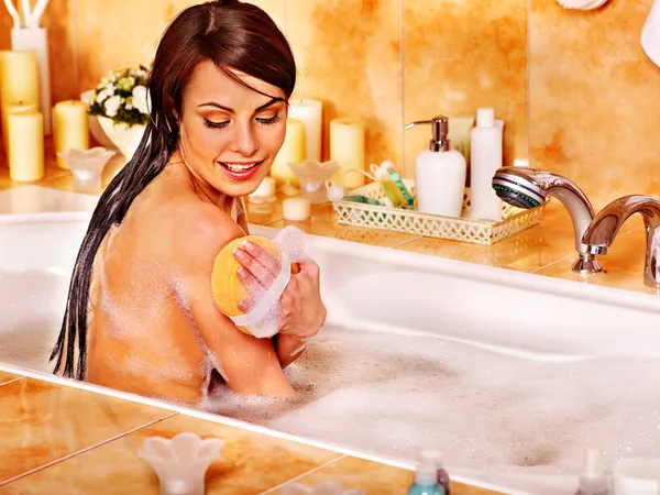 Mulher tomar banho de espuma . — Fotografia de Stock