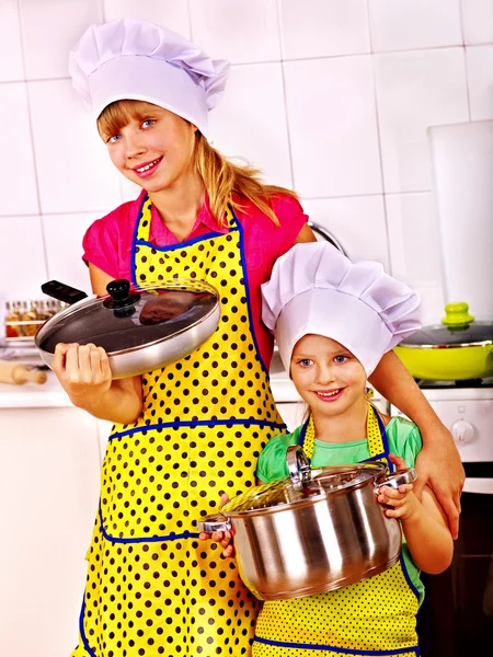 Kinder kochen in der Küche. — Stockfoto