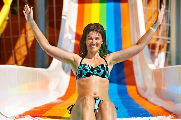 Frau im Bikini rutscht ins Wasser. — Stockfoto