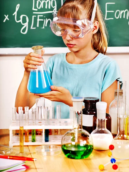 Enfant en classe de chimie . — Photo