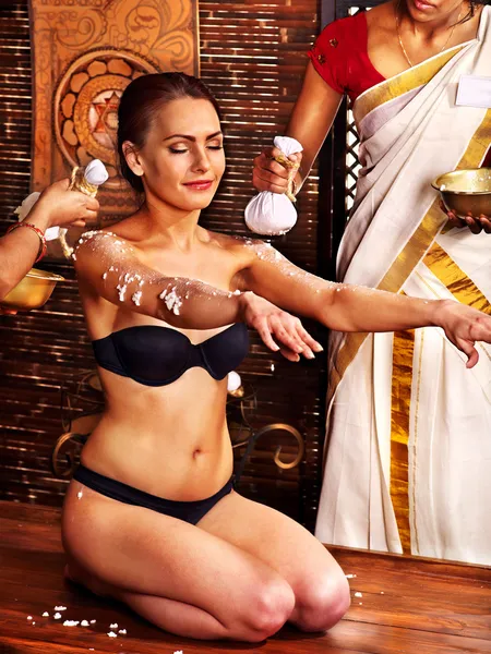 Frau mit Massage mit einem Beutel Reis. — Stockfoto