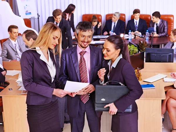 Grupp affärsmän i office. — Stockfoto