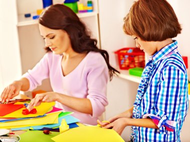 Çocuk makas kağıt kesme.