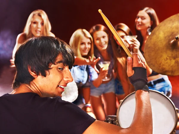 Niño tocando instrumento musical . — Foto de Stock