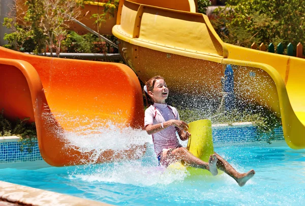 Enfant sur toboggan aquatique à aquapark . — Photo