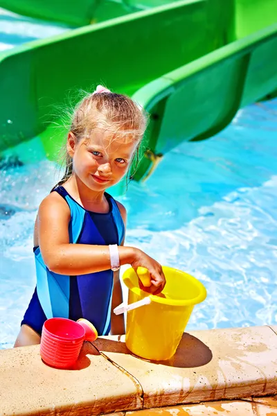 Bambino con secchio in piscina . — Foto Stock