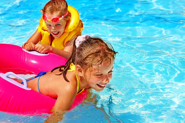 Bambini in giubbotto salvagente in piscina . — Foto Stock