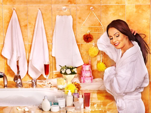 Mujer relajante en el baño en casa . —  Fotos de Stock