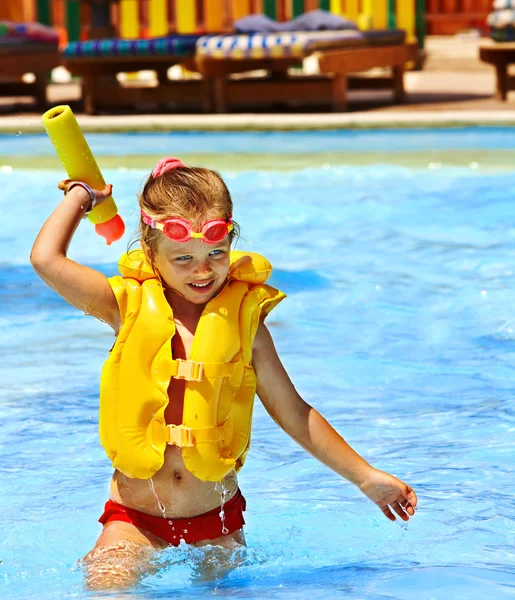 Child playing in swimming pool. — Stock Photo, Image