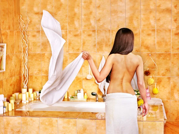 Vrouw na nemen bad — Stockfoto