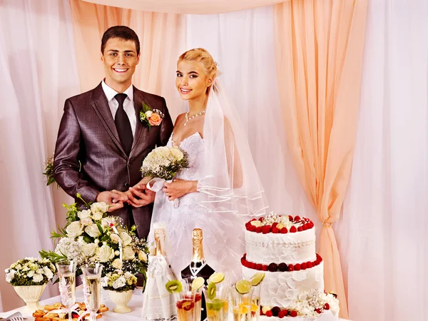Свадебная пара за свадебным столом . — стоковое фото