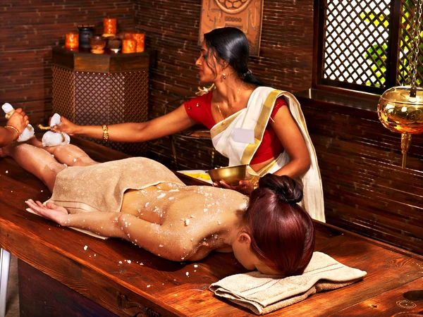 Donna che fa un massaggio con sacchetto di riso . — Foto Stock