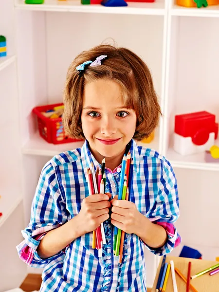 Dítě s tužky — Stock fotografie
