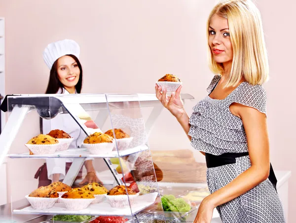 Junge Frau in der Cafeteria. — Stockfoto