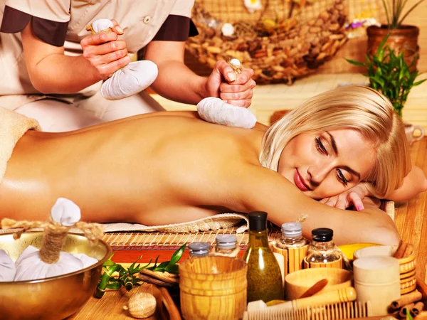 Kobieta zaczyna masaż ziołowy piłka — Zdjęcie stockowe