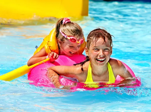 Crianças em colete salva-vidas na piscina . — Fotografia de Stock
