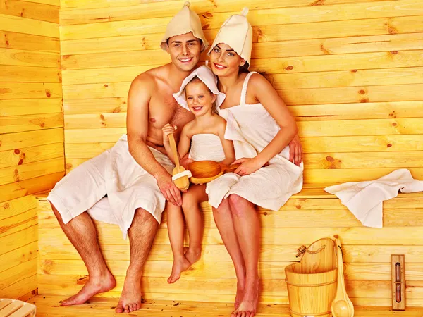 Grupa ludzi w kapeluszu w saunie. — Zdjęcie stockowe