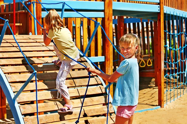 Дети выезжают кататься на горках на детской площадке — стоковое фото