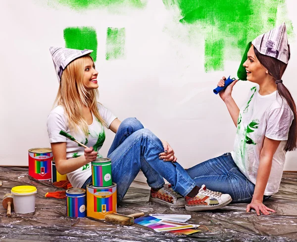 Las mujeres pintan la pared en casa . —  Fotos de Stock