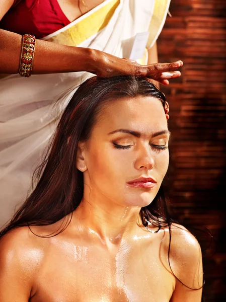 Mujer que tiene tratamiento de spa ayurveda . — Foto de Stock