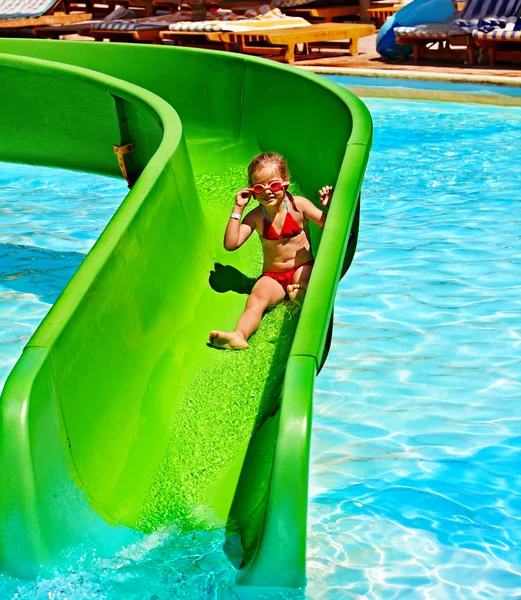 Ребёнок на водной горке в аквапарке . — стоковое фото