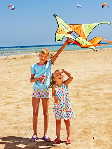 Kinder fliegen Drachen draußen. — Stockfoto