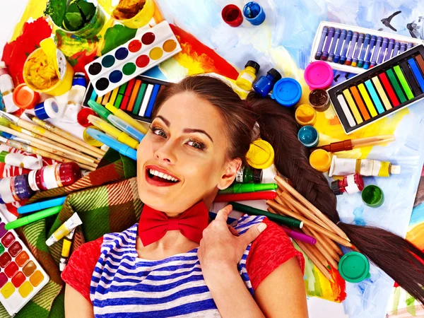 Artista donna con tavolozza di colori . — Foto Stock