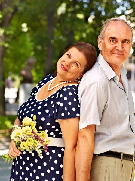 Casal velho feliz com flores . — Fotografia de Stock