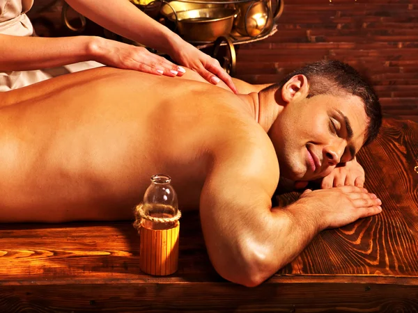 Uomo sottoposto a trattamento termale ayurvedico . — Foto Stock