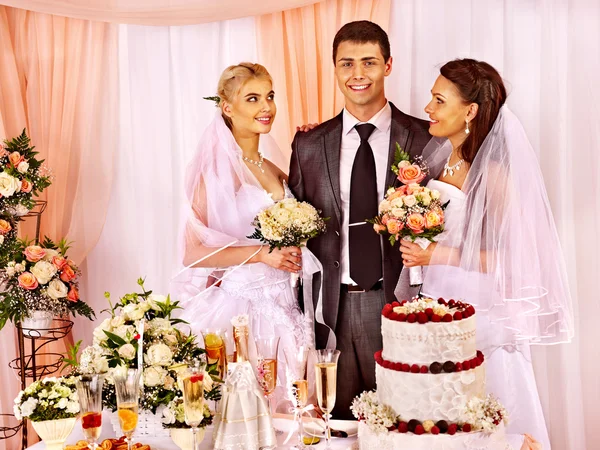 Feliz boda hombre y dos novia . — Foto de Stock