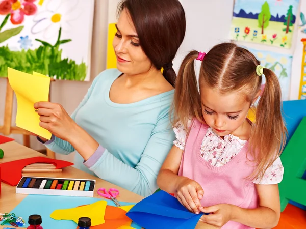 Kinder mit Lehrer im Klassenzimmer. — Stockfoto