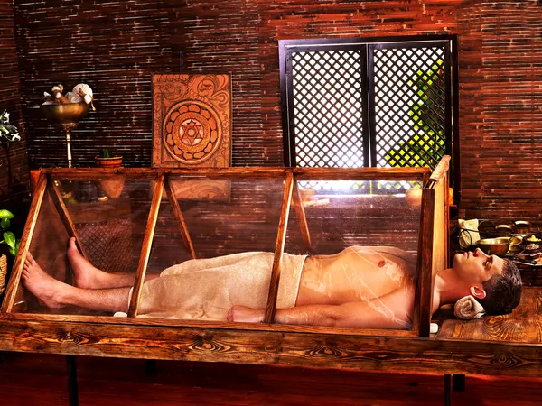 Uomo con sauna ayurvedica . — Foto Stock