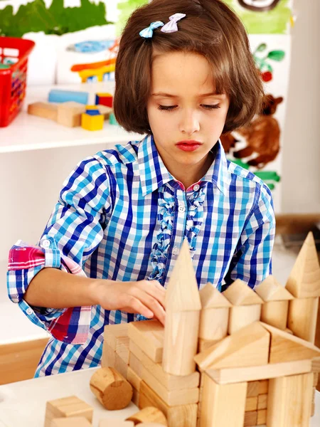 Kind spielt Ziegel. — Stockfoto