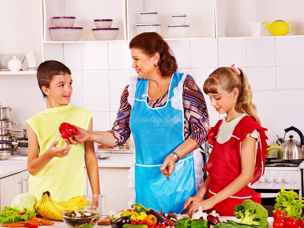 Rodina s babičkou a dítě v kuchyni. — Stock fotografie