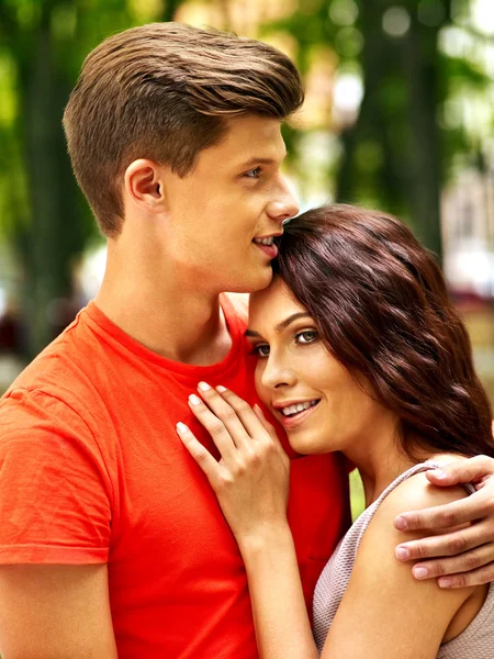 Pareja con flor en el parque . — Foto de Stock