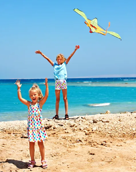 Kid volando cometa al aire libre . —  Fotos de Stock