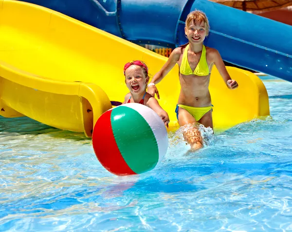 Children in pool. — Stock fotografie