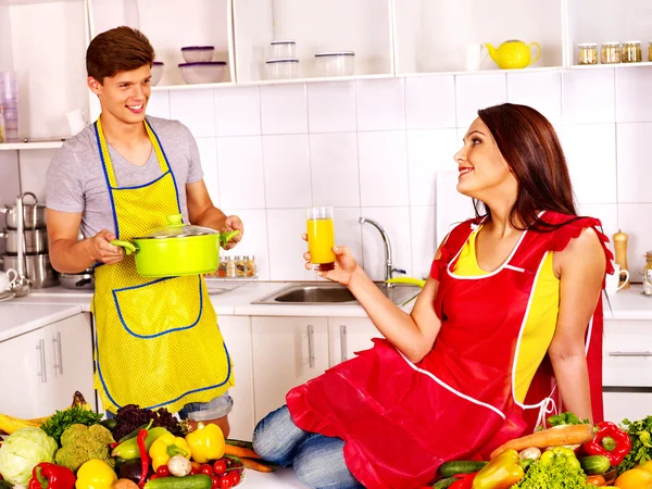 Couple cooking at kitchen. — Stock Photo, Image