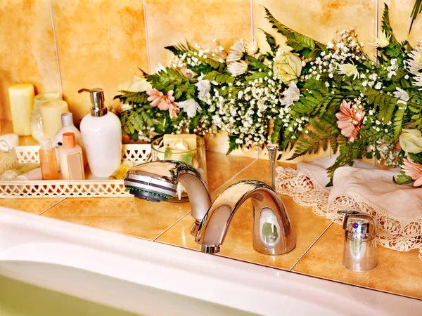 Interior del baño con bañera de burbujas . — Foto de Stock