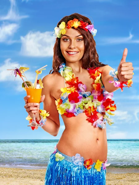 Frau im Hawaii-Kostüm trinkt Saft. — Stockfoto