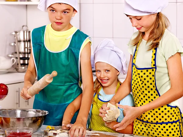 Gyermekek sütni a cookie-k. — Stock Fotó