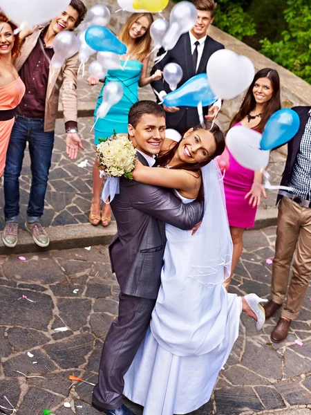 Ženich obejme jeho nevěsta — Stock fotografie