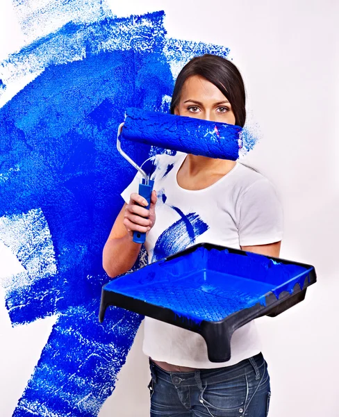 Vrouw met roller met blauwe verf. — Stockfoto