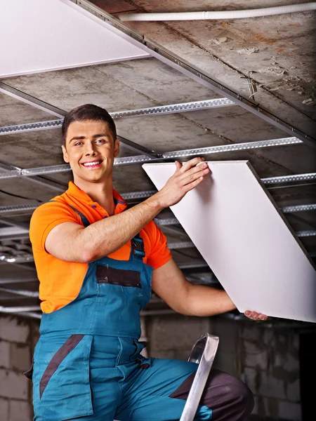 Homem instalando teto suspenso — Fotografia de Stock