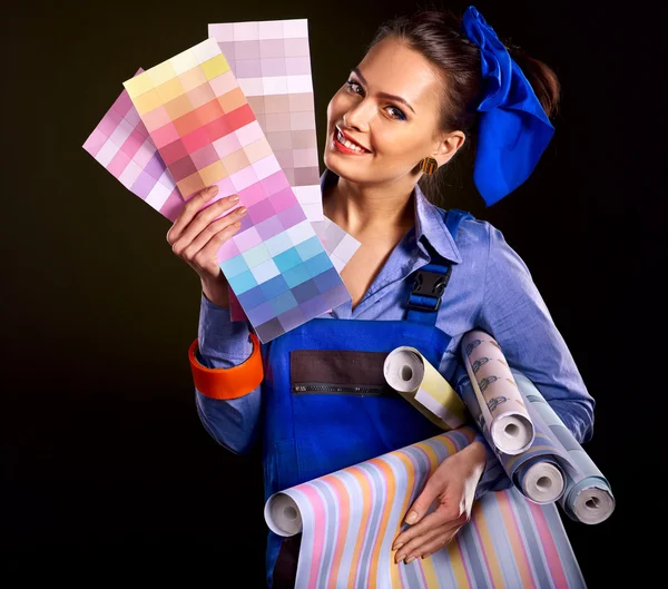 Builder woman with wallpaper. — Stock Photo, Image