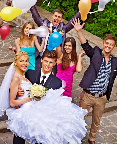 Groom carrega noiva em suas mãos  . — Fotografia de Stock