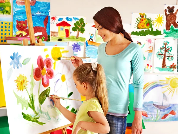 Kind mit Lehrer malen. — Stockfoto