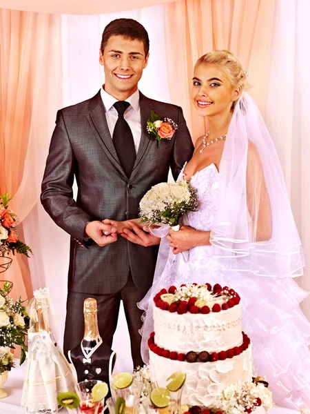 Newlyweds near wedding table — Stock Photo, Image