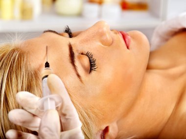 kadın Botox enjeksiyonları.