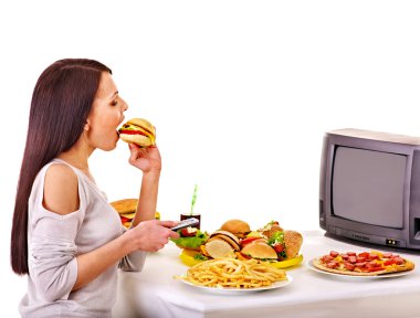 hızlı yemek yeme ve tv izlerken kadın.